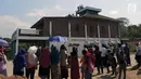 Warga menyaksikan penurunan kubah Masjid Baitul Mustaghfirin yang berada di tengah tol fungsional Batang-Semarang, Jumat (28/9). Pembongkaran masjid secara fisik diperkirakan butuh waktu 2 hari. (Liputan6.com/Gholib)