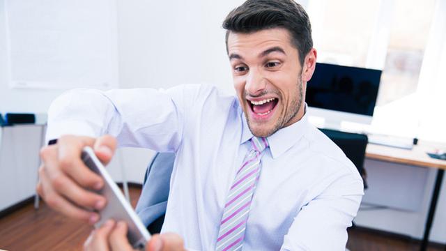 Ilustrasi memegang ponsel