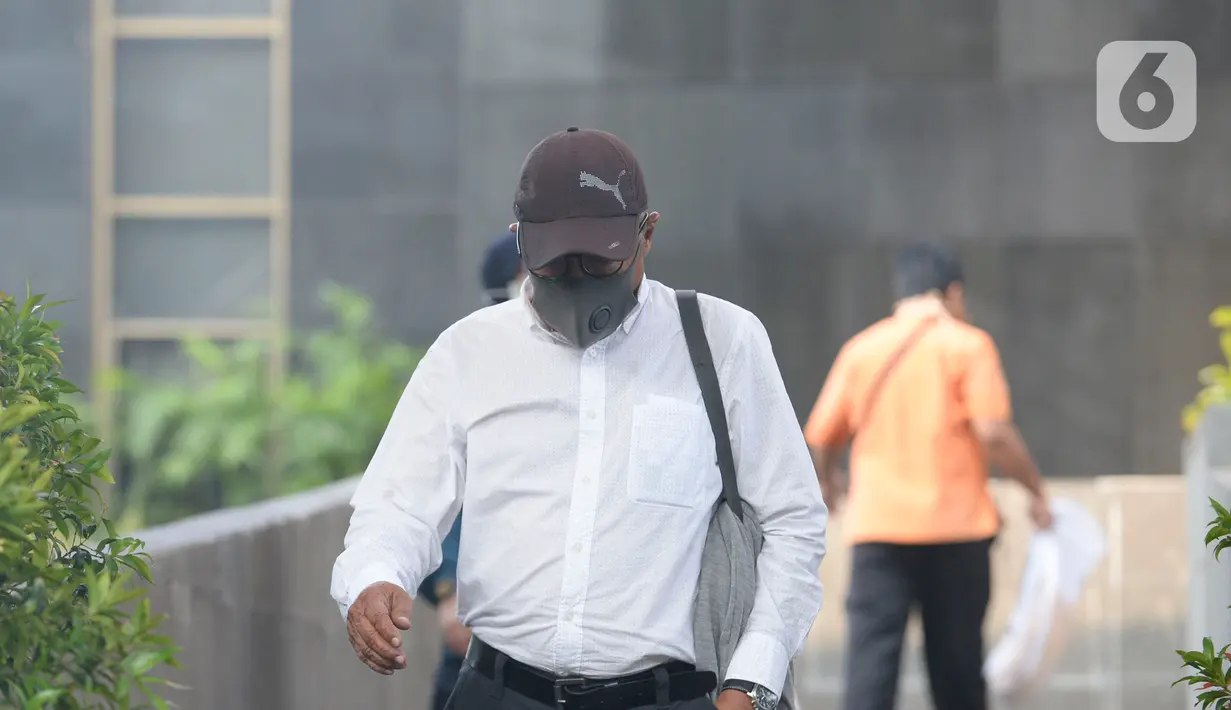Direktur Produksi PT Dirgantara Indonesia (PTDI) 2015-2019, Arie Wibowo meninggalkan Gedung KPK usai menjalani pemeriksaan di Jakarta, Jumat (12/6/2020). Arie Wibowo diperiksa dalam kasus dugaan korupsi pengadaan dan pemesanan pesawat di lingkungan PTDI pada 2007-2017. (merdeka.com/Dwi Narwoko)