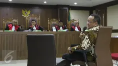 Mantan Sekretaris MA Nurhadi saat menjalani sidang kasus suap Panitera PN Jakpus di Pengadilan Tipikor, Jakarta, Rabu (26/10).  Nurhadi menjadi saksi terdakwa Edy Nasution. (Liputan6.com/Helmi Afanadi)