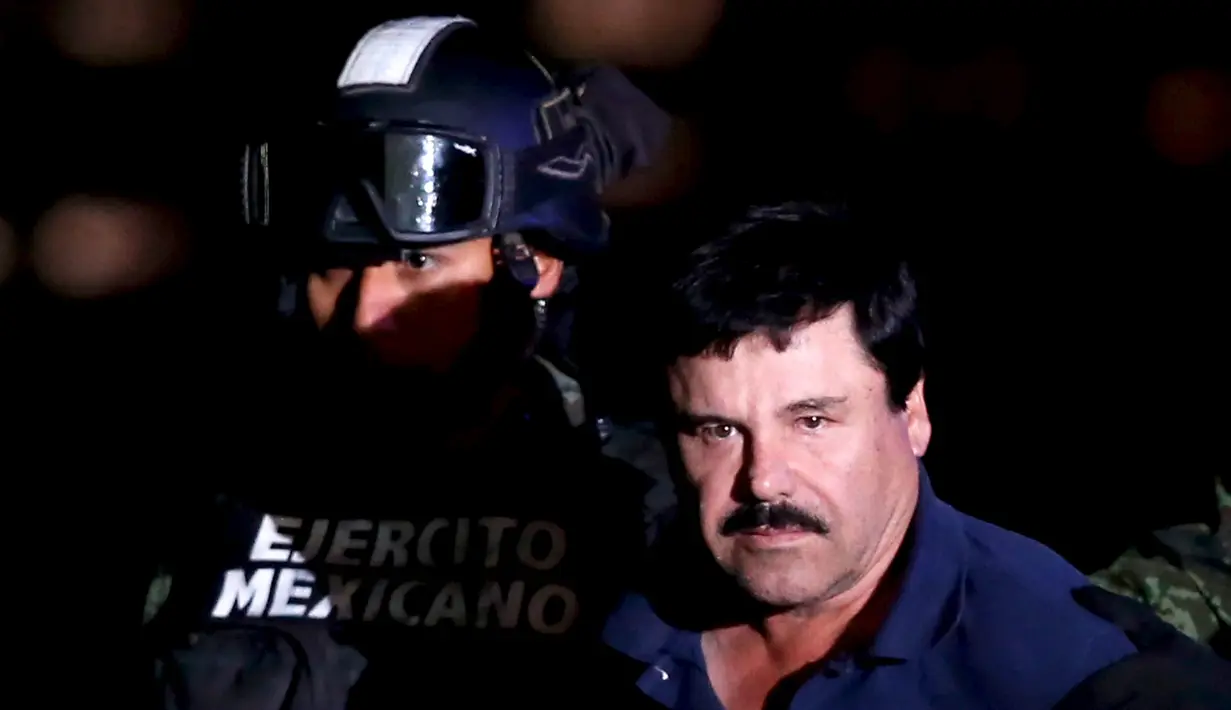Ekspresi bos narkoba Joaquin "El Chapo" Guzman saat dikawal ketat oleh tentara di kantor Kejaksaan Agung, Meksiko (8/1/2016). Joaquin "El Chapo" Guzman melarikan diri dari penjara melalui terowongan yang ia buat pada 11 Juli 2015. (REUTERS/Edgard Garrido)