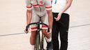 Pebalap putra Indonesia, Fandi Jolata memacu sepedanya saat berlatih untuk persiapan UCI Track Nations Cup 2023 di Jakarta International Velodrome, Rawamangun, Jakarta Timur, Kamis (16/02/2023). Ajang UCI Track Nations Cup 2023 akan berlangsung pada 23-26 Februari 2023. (Bola.com/Bagaskara Lazuardi)