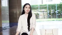 Sandra Dewi mengungkapkan bahwa kehamilannya kali ini berbeda dengan yang pertama. Pasalnya, Ia justru merasa tak percaya diri karena berat badannya yang terus naik. Karena itu, Sandra Dewi terkadang harus didampingi asisten yang bisa menemaninya ke manapun ia pergi. (Liputan6.com/IG/@sandradewi88)