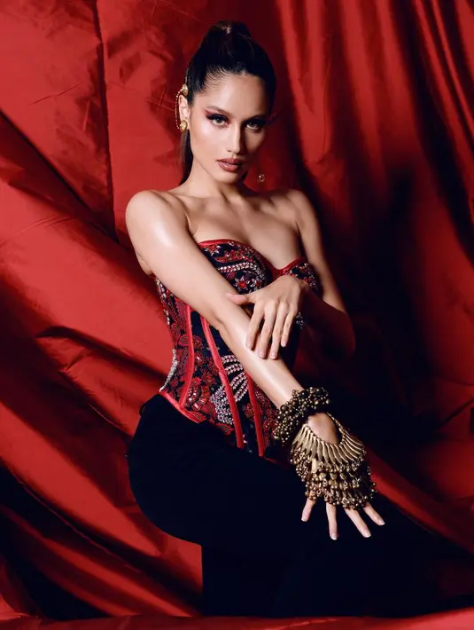 Outfit bustier dengan motif batik juga mencuri atensi saat Cinta Laura menghadiri pemutaran film Sri Asih. [@claurakiehl]