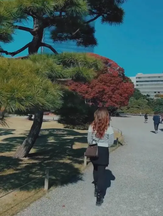 Penampilannya dilengkapi dengan mini bag berwarna coklat dan sepatu boots. @nikitawilly94.