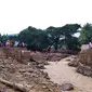 Kerusakan jembatan yang tersapu banjir bandang di Waiwerang, Pulau Adonara, Nusa Tenggara Timur, Selasa (6/4/2021). Tim penyelamat terus menggali puing tanah longsor untuk mencari korban yang terkubur usai bencana banjir bandang. (AP Photo/Rofinus Monteiro)