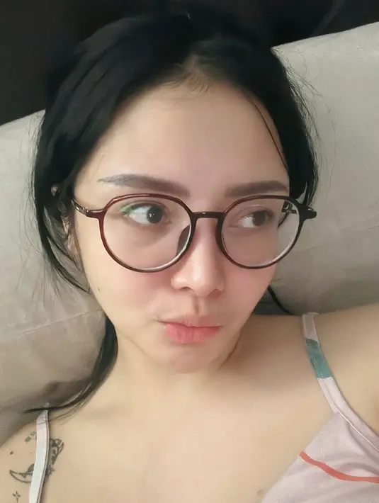 Atau wajah baru bangun tidurnya yang tetap memesona, walau tanpa riasan. [Foto: Instagram/mysamawar]