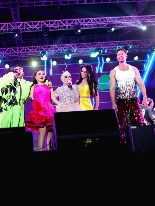 Selain sebagai pemeran, Chelsea Olivia juga tergabung dalam grup vokal BBB. Grup yang dibentuk oleh Melly Goeslaw itu beranggotakan, Raffi Ahmad, Dimas Beck, Ayushita, Chelsea Olivia Wijaya, dan Laudya Chintya Bella. Namun sayang pada malam itu Bella tidak bisa tampil. [Instagram/chelseaoliviaa]