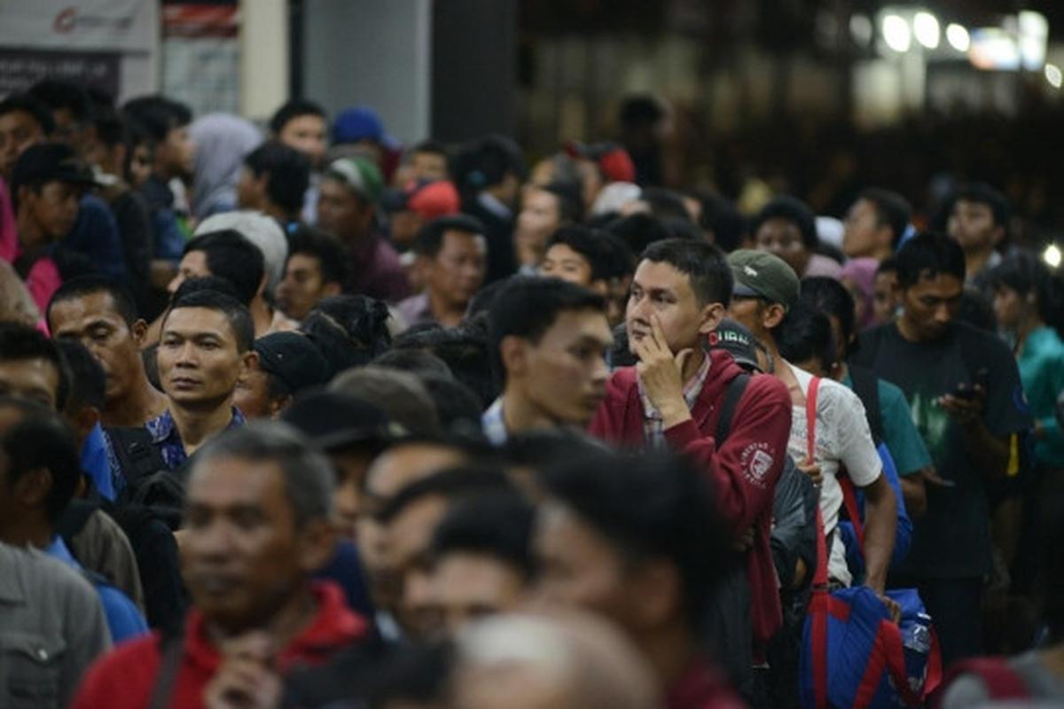 Imbas tabrakan kereta, ribuan penumpang menumpuk di Manggarai