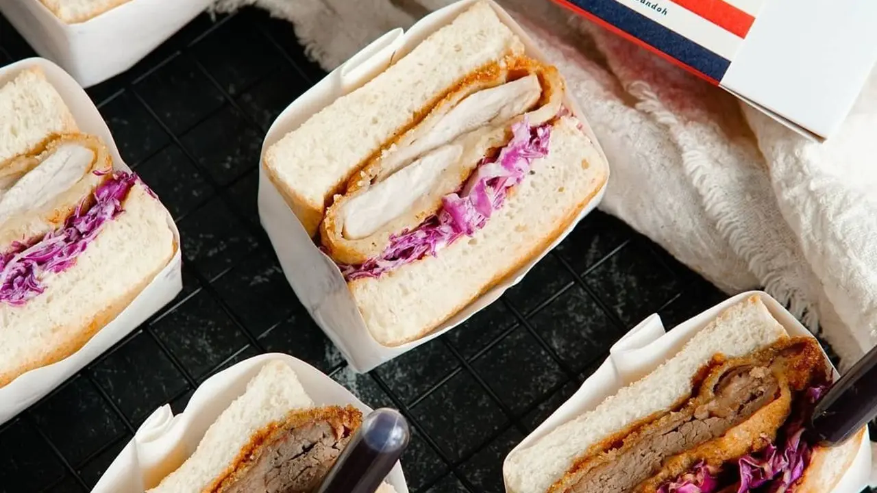 Cari Yang Beda, Deretan Toko Roti dan Kue Pilihan Oleh-Oleh di Bandung
