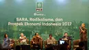 Staf Ahli Wakil Presiden RI, Sofjan Wanandi (kedua kiri) bersama Menaker Hanif Dhakiri (ketiga kiri) saat menjadi pembicara diskusi, Jakarta, Senin (23/1). Diskusi membahas SARA, Radikalisme dan Prospek Ekonomi Indonesia 2017. (Liputan6.com/Johan Tallo)