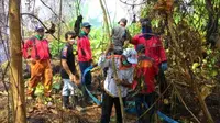 Petugas gabungan saat memadamkan kebakaran lahan hutan di Mamuju Utara, Sulawesi Barat, Sabtu (24/10/2015). (Liputan6.com/Eka Hakim)