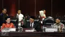 Ketua DPD terpilih Mohammad Saleh menutup sidang paripurna DPD luar biasa dalam rangka pelantikan dan pengambilan sumpah jabatan Ketua DPD pengganti Irman Gusman, di Gedung Nusantara V Kompleks Parlemen, Jakarta, Rabu (12/10). (Liputan6.com/Johan Tallo)