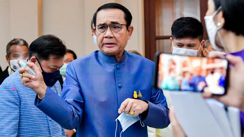 PM Thailand Semprot Wartawan dengan Disinfektan