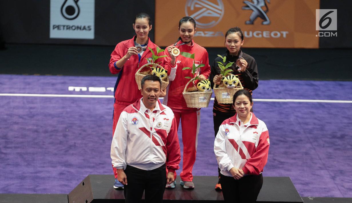 Menko PMK Puan Maharani dan Menpora Imam Nahrawi berfoto bersama Juara wushu dalam Sea Games 2017 di Kuala Lumpur, Malaysia, Selasa (21/8).  Atlet Indonesia, Lindswell Kwok berhasil menjadi juara pertama. (Liputan6.com/Faizal Fanani)