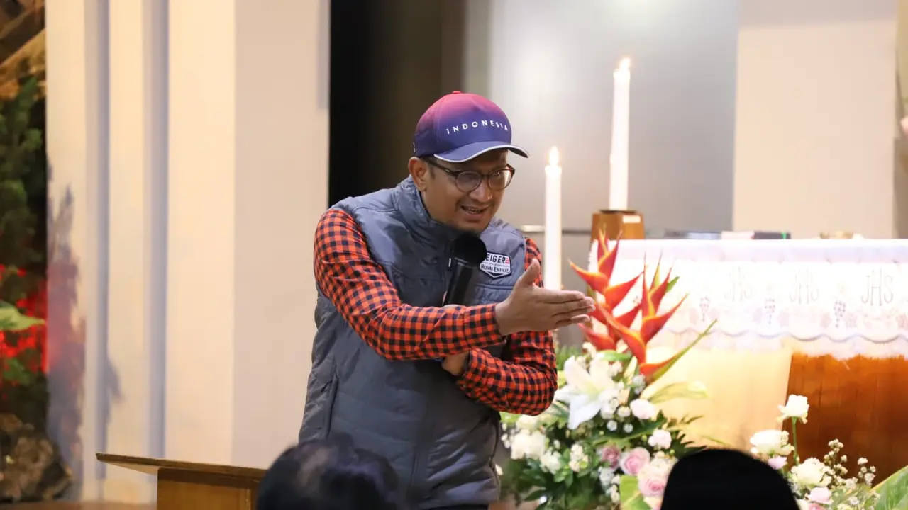 Menggunakan topi dan rompi berkelir biru, dengan setelan kemeja kotak, Wabup Garut, Jawa Barat Helmi Budiman nampak lebih rileks memimpin pengecekan sejumlah gereja dalam malam perayaan misa Natal 2022, Sabtu malam. (Liputan6.com/Jayadi Supriadin)