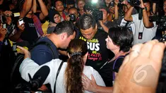 Pasca-eksekusi mati, empat rekan duo Bali Nine, Andrew Chan dan Myuran Sukumaran menggelar doa bersama di depan pagar Dermaga Wijaya Pura, Cilacap, Jawa Tengah, Rabu (29/4/2015) dini hari. (Liputan6.com/Yoppy Renato)