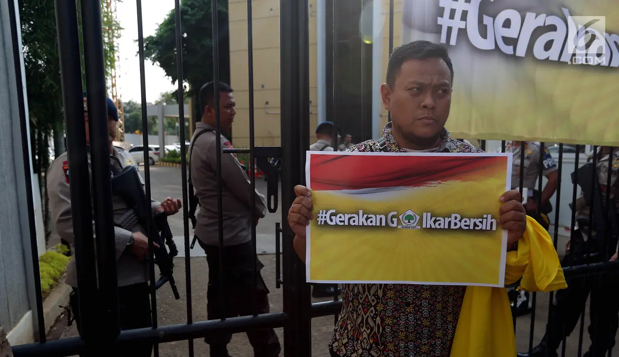 Anggota GMPG memegang Poster bertuliskan "#Gerakan Golkar Bersih" di kantor DPP Partai Golkar, Jakarta, Selasa (25/7). GMPG juga menuntut ketua umum Partai Golkar Setya Novanto dicopot dari jabatannya karena kasus korupsi. (Liputan6.com/Johan Tallo)