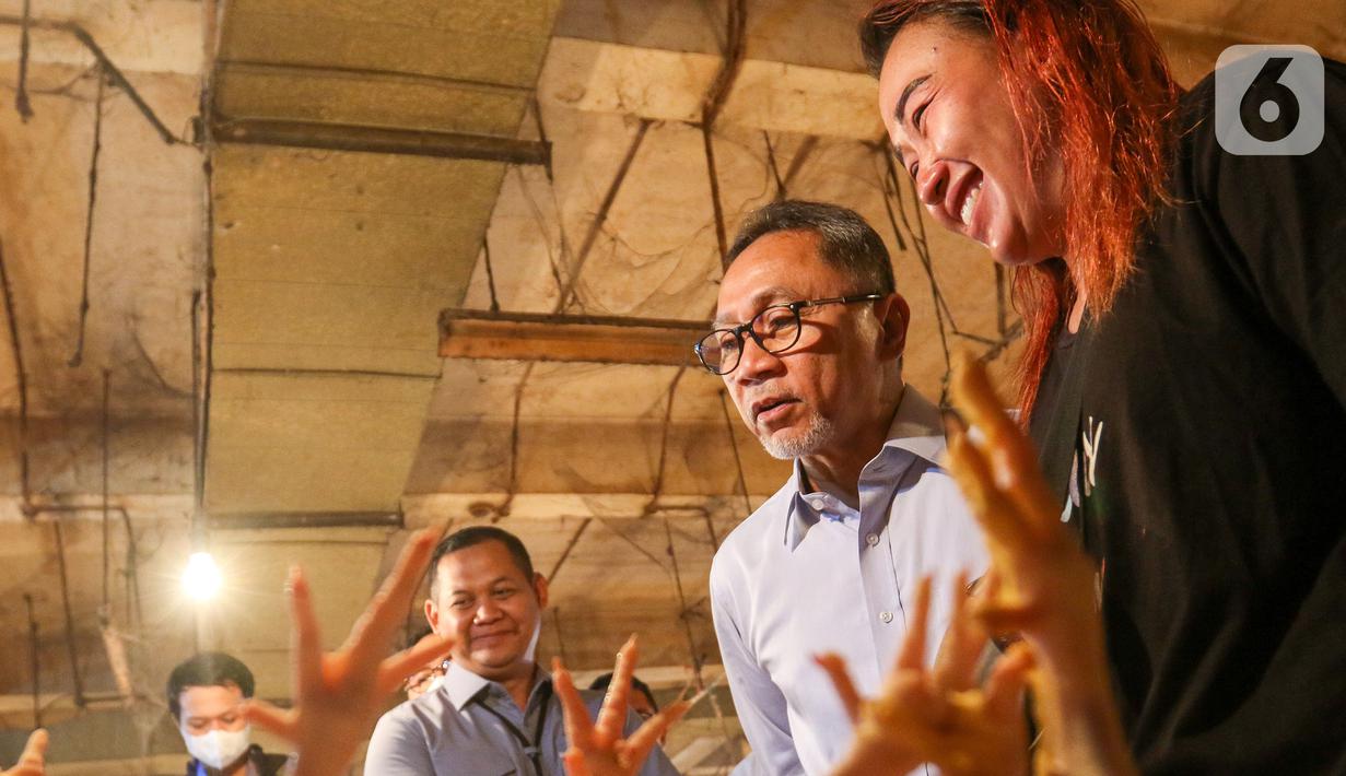 Menteri Perdagangan Zulkifli Hasan berbincang dengan warga saat meninjau harga ayam di Pasar Cibubur, Jakarta, Kamis (16/6/2022). Kunjungan tersebut dilakukan untuk melihat dan memantau langsung harga bahan pokok guna memastikan harga stabil menjelang Hari Raya Idul Adha 1443 Hijriah. (Liputan6.com/Herman Zakharia)