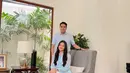 Yunita Siregar dan suami rayakan Lebaran dengan baju Lebaran sky blue dan celana putih yang serasi [@yunitasiregar]