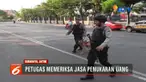 Dengan membawa senjata laras panjang dan satu ekor K-9, aparat kepolisian Polrestabes Surabaya melakukan pemeriksaan uang rupiah baru.