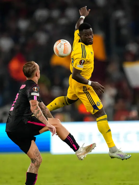 Pemain AS Roma Rick Karsdorp (kiri) berebut bola dengan pemain HJK Helsinki Malik Abubakari pada pertandingan sepak bola Liga Europa di Stadion Olimpiade Roma, Italia, 15 September 2022. AS Roma menang dengan skor 3-0. (AP Photo/Alessandra Tarantino)