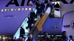 Skuad Prancis turun dari pesawat di Bandara Roissy, Paris. Mereka pulang dari Qatar sebagai runner up Piala Dunia 2022. (AP Photo/Michel Euler)