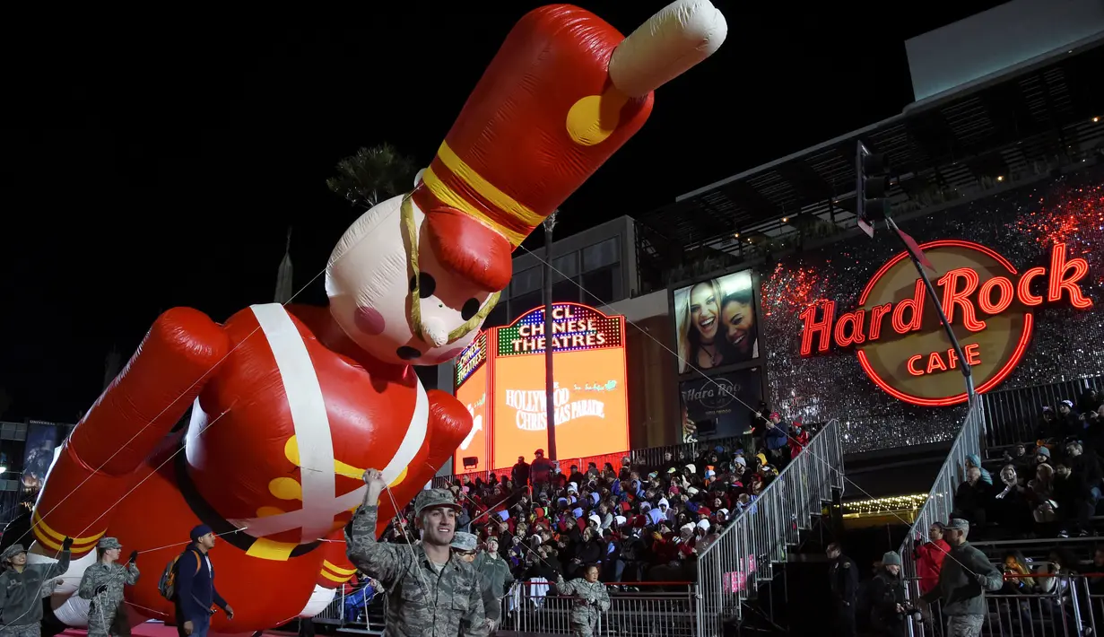 Sebuah balon udara raksasa melitas di Hollywood Boulevard saat Parade Natal Hollywood ke-85 di Los Angeles, California, AS (27/11). Parade ini digelar sejauh 3,5 mil (5,6 km) sepanjang rute Hollywood Boulevard. (Reuters/Phil McCarten)