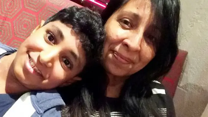 Karan dan ibunya/Copyright metro.co.uk/SWNS