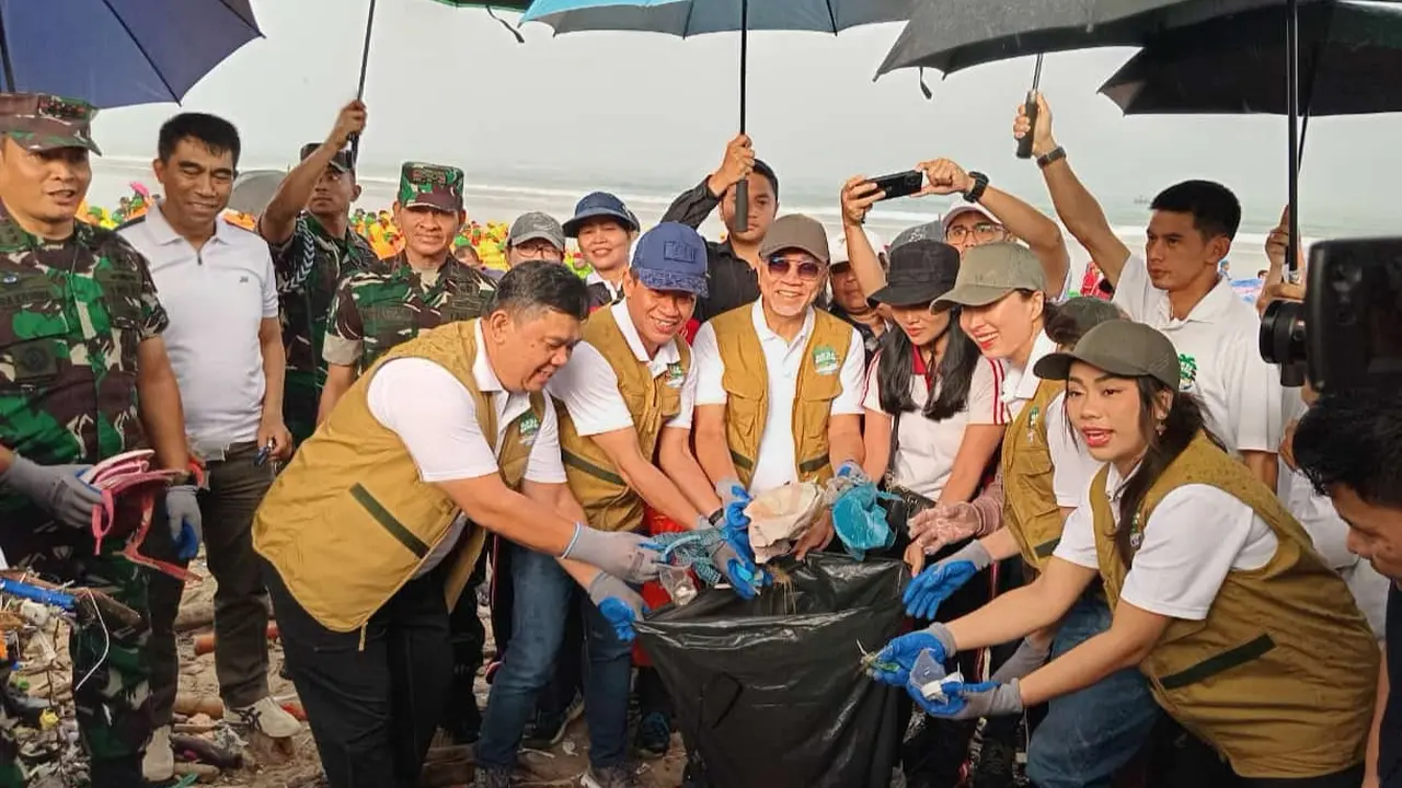 Sejumlah kementerian RI turun tangan membersihkan tumpukan sampah di Pantai Kuta, Kabupaten Badung, Bali, Sabtu (4/1/2025) (Istimewa)