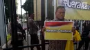 Anggota GMPG memegang Poster bertuliskan "#Gerakan Golkar Bersih" di kantor DPP Partai Golkar, Jakarta, Selasa (25/7). GMPG juga menuntut ketua umum Partai Golkar Setya Novanto dicopot dari jabatannya karena kasus korupsi. (Liputan6.com/Johan Tallo)