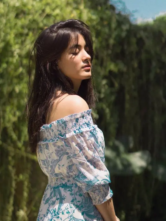 Mawar Eva tampil mempesona dengan atasan off shoulder bermotif tanaman. Tak ketinggalan background tanaman hijau andalan aktris kelahiran 2001 tersebut. (Instagram/@mawar_eva)