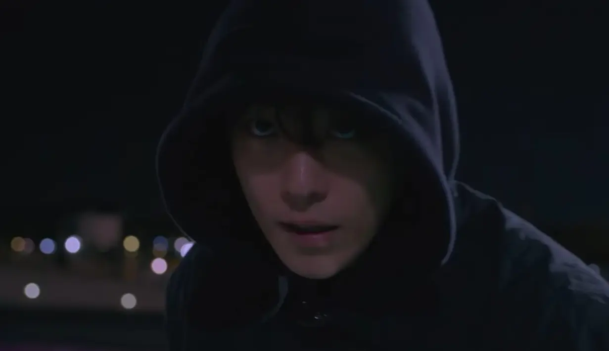 Video teaser dimulai dengan Vigilante yang terselubung dalam kegelapan saat dia memberikan keadilan kepada para penjahat, dengan menyatakan, "Aku akan menunjukkan kepadamu apa itu neraka.” (Foto: Disney+ Hotstar)