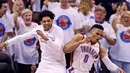Pemain OKC Thunder, Russell Westbrook #0 dan Cameron Payne (kiri) merayakan kemenangan usai mengalahkan Warriors 118-94 pada Final Wilayah Barat NBA Playoffs 2016 di Chesapeake Energy Arena, Oklahoma, (24/5/2016).  (Kevin Jairaj-USA TODAY Sports)
