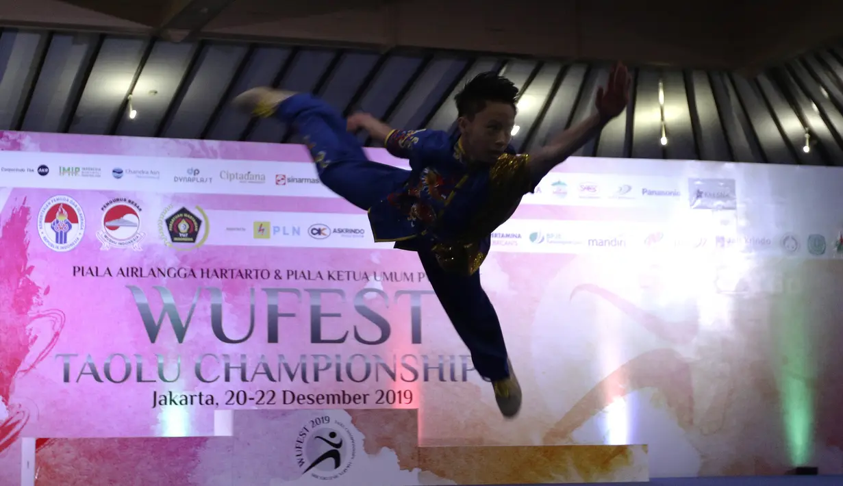 Atlet wushu saat mengikuti Festival Wushu di Wisma Serba Guna Senayan, Jakarta, Jumat (20/12). Ratusan atlet wushu berusia 6-15 tahun ikuti kejuaraan wushu nasional. (Bola.com/Yoppy Renato)