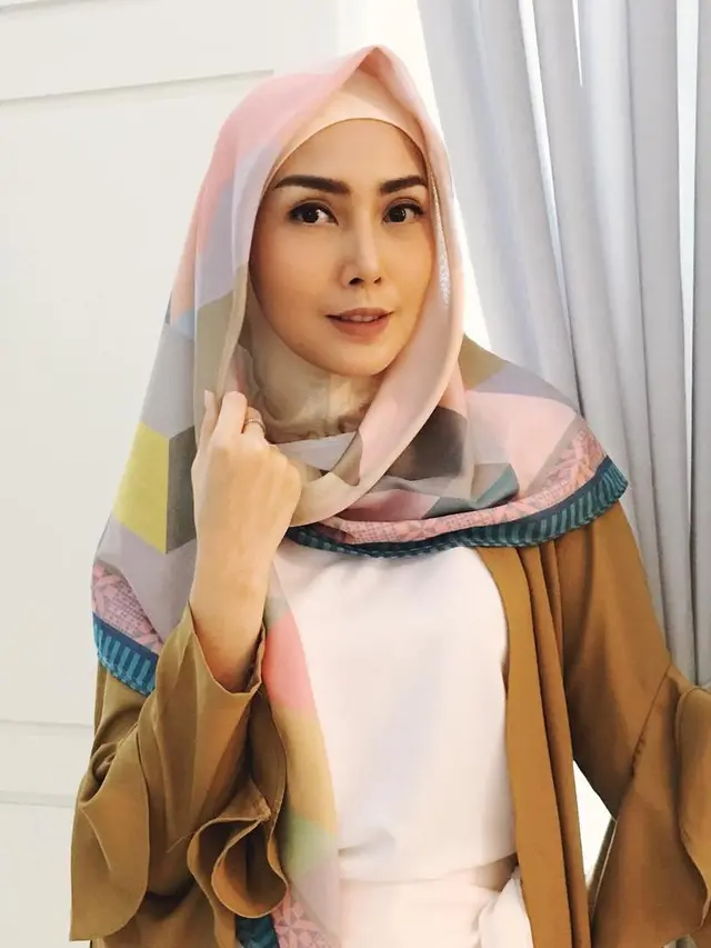 [Bintang] Pengguna Hijab, Pilih Makeup Earthy Tone Fenita Arie yang Indah Memesona