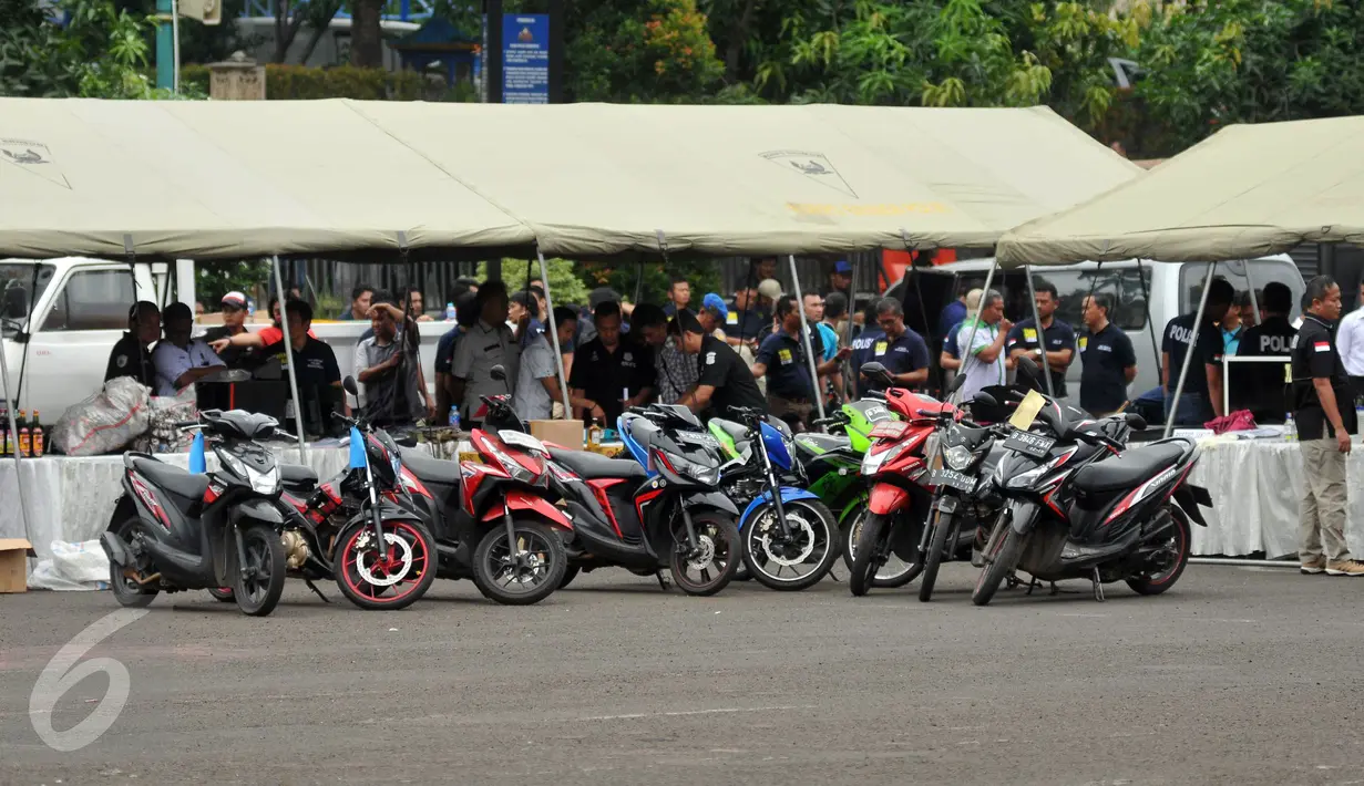 Sejumlah motor curian dihadirkan dalam rilis hasil pengungkapan Operasi Pekat di Polda Metro Jaya, Jakarta, Jumat (3/6). Dalam Operasi Pekat selama dua pekan tersebut, aparat kepolisian mengungkap sebanyak 1.352 kasus. (Liputan6.com/Gempur M Surya)