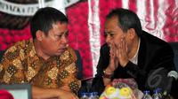 Ketua MSBI, Sarman L Hakim (kiri) berbincang dengan Ketua SIWO PWI Pusat, Raja Parlindungan Pane saat diskusi 'Menakar Calon Ketua Umum PSSI Yang Kapabel' di Gedung Serbaguna, Senayan, Jakarta, Selasa (14/4/2015). (Liputan6.com/ Yoppy Renato)