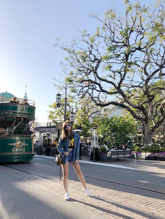 Pesona Nia Ramadhani memang selalu berhasil memikat. Terlebih saat di Coachella 2018 beberapa waktu lalu. Statusnya sebagai ibu anak tak terlihat, dan Nia justru seperti anak muda yang masih remaja. (Instagram/ramadhaniabakrie)