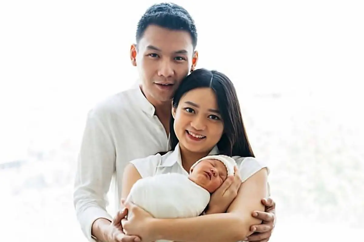 Tampil Kompak, Ini Pemotretan Keluarga Fendy Chow dan Stella Cornelia Bersama Buah Hati