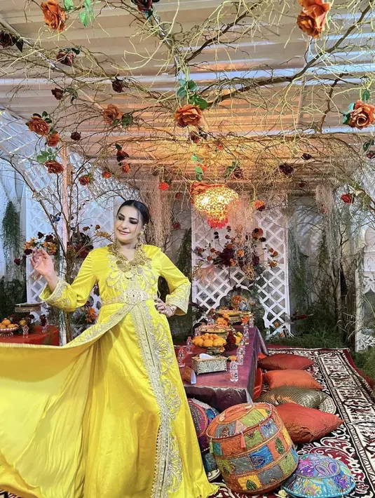 Mama Ala termasuk berani dalam menerapkan warna pada gaya fashionnya. Nuansa cerah membuat tampilannya semakin penuh semangat. [Foto: Instagram/ Ala_Instyle]