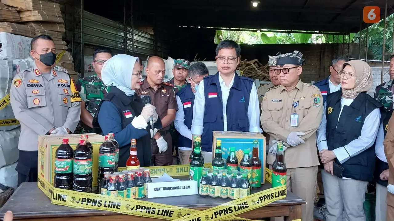 Kepala BPOM RI, Penny Kusumastuti Lukito menunjukan barang bukti jamu bercampur zat kimia hasil penggerebekan BPOM di Banyuwangi (Hermawan Arifianto/Liputan6.com)