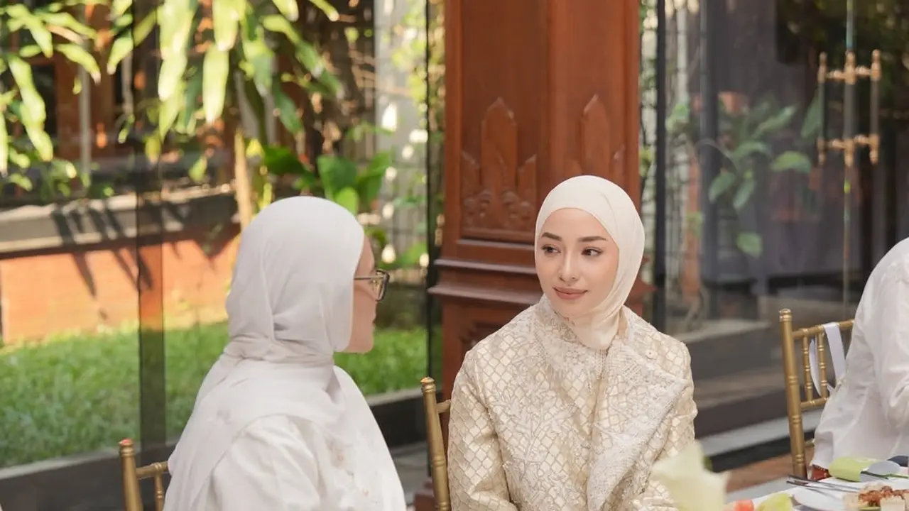 Pesona Perempuan Kuat dari Nikita Willy Berbalut Formal Suit dan Hijab Butter Yellow di Hari Kartini