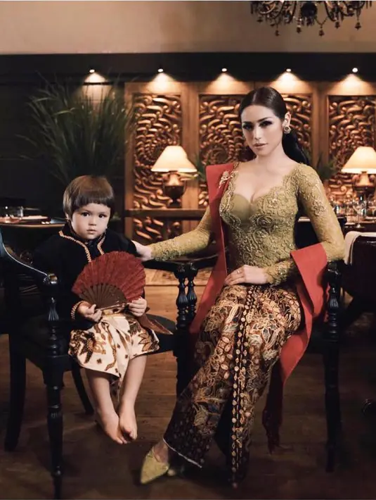 Jessica Iskandar, juga memperkenalkan sang anak mengenai kebudayan Indonesia. Salah satunya adalah dengan memakai busana tradsional khas daerah Jawa. Menggemaskan banget ya wajah El. (Instagram/inijedar)