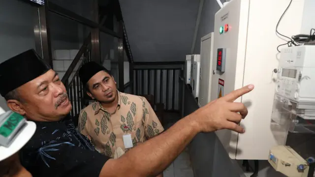 Wagub Jateng Taj Yasin Maimoen meninjau instalasi PLTS atau solar cell di Pesantren Tanbihul Ghofilin Mantrianom, Banjarnegara. (Foto: Humas Pemprov Jateng/Liputan6.com)