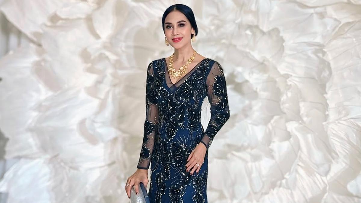 7 Model Dress Panjang Diah Permatasari, Referensi Busana untuk Ibu-ibu Usia 50 Tahunan