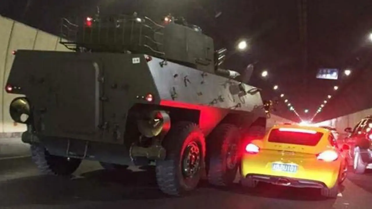 Tank baja PTL-02 serempet Porsche Cayman (Foto: Carcrushing). 