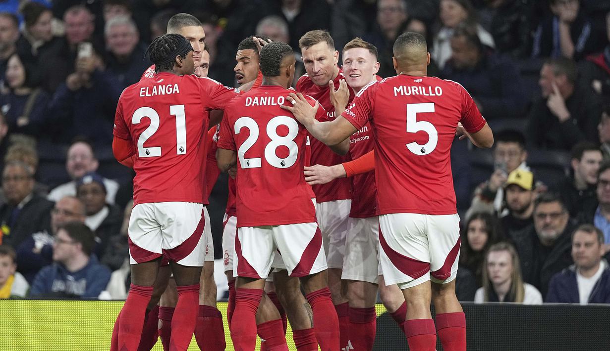 Para pemain Nottingham Forest melakukan selebrasi setelah Elliot Anderson mencetak gol ke gawang Tottenham Hotspur dalam laga lanjutan Liga Inggris 2024/2025 di Tottenham Hotspur Stadium, London, Inggris, Selasa (22/04/2025). (AP Photo/Dave Shopland)