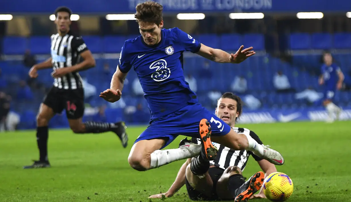 Pemain Chelsea Marcos Alonso (kiri) berebut bola dengan pemain Newcastle United Andy Carroll pada pertandingan Liga Inggris di Stamford Bridge Stadium, London, Inggris, Senin (15/2/2021). Chelsea menang 2-0. (Mike Hewitt/Pool via AP)