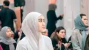 Ia mengenakan dress lengan panjang dan syal yang dijadikannya sebagai hijab, yang sama-sama berwarna putih. [Foto: Instagram/aaliyah.massaid]